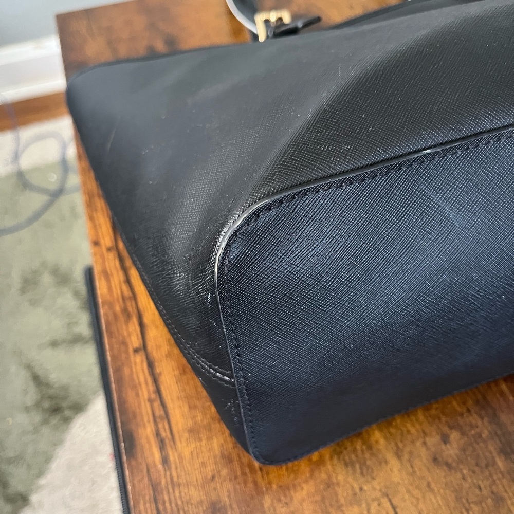 Michael Kors Quinn Black Saffiano Tote with Gold Hardware - Picture 5 of 13